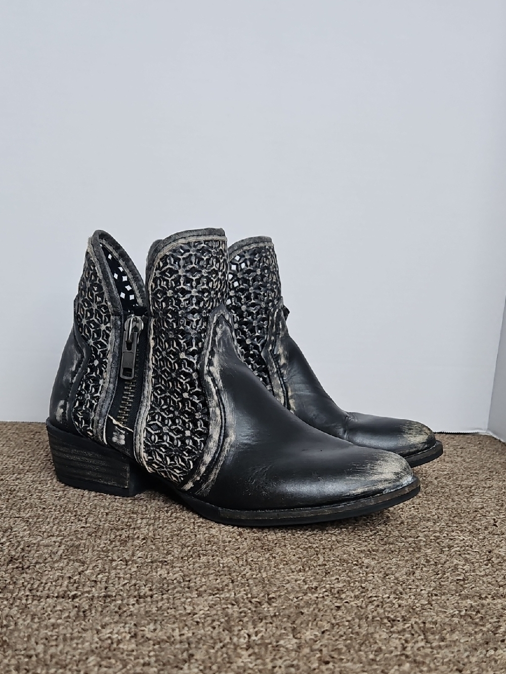Circle G Black Distressed Laser Cut Side Zip Ankle Boots Sz 9 Womens